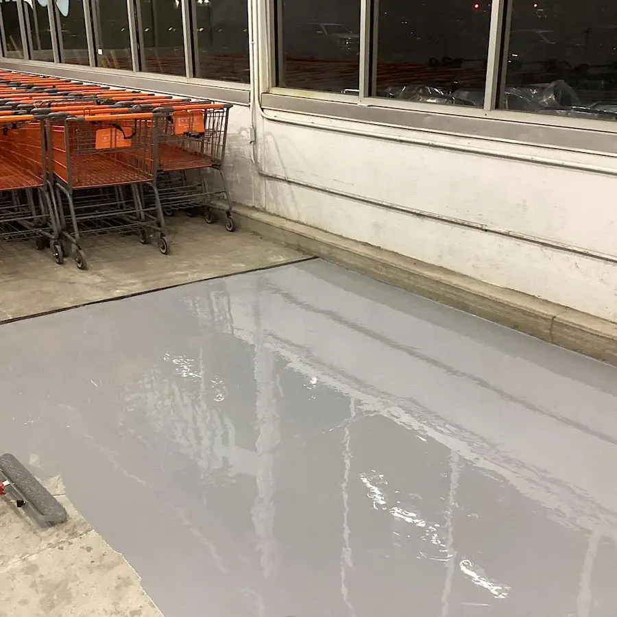 Smooth and glossy final finish of epoxy floor, high-quality installation.